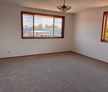 Centrally located 4 bedroom home - Photo 4