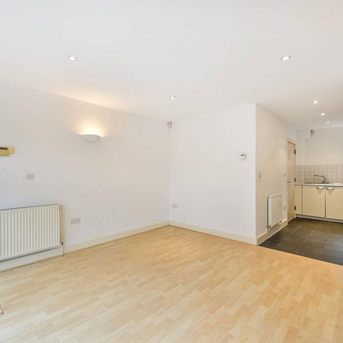 3 bedroom mews to rent - Photo 1