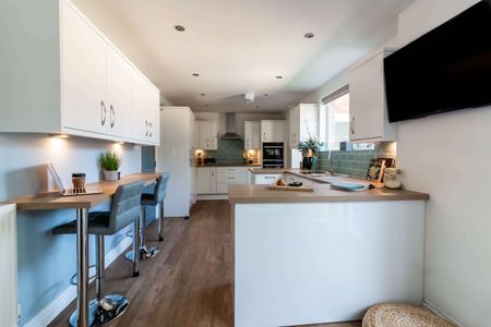 Amazing house share in Frimley for working professionals! Room 6 - Photo 4