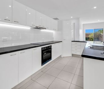 Spacious Family Home Just Metres from the Broadwater - Photo 6
