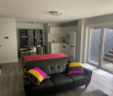 Bright, spacious 1 BR semi-furnished (8-month lease) - Photo 4