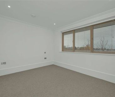 An impressive 5 bedroom detached home with impressive views. - Photo 4
