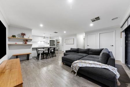 Picture Perfect on Cinema St! - Photo 3