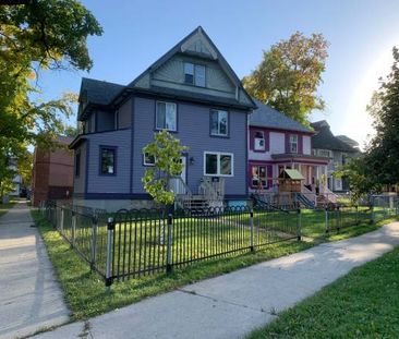 Spacious and Sunny 3.5 Bedroom Duplex - Photo 1