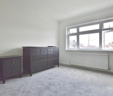 2 bedroom Flat To Let - Photo 3