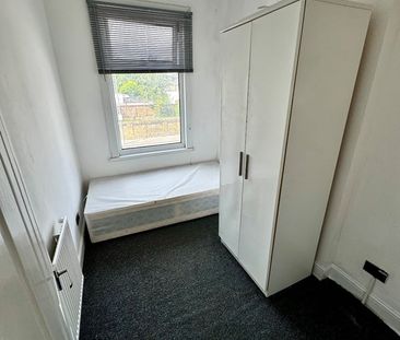 3 Bed Flat, Wellesley Road, IG1 - Photo 3