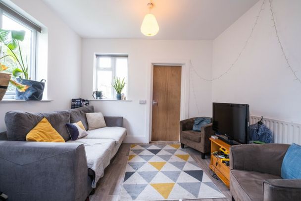 Large 6 Bed student house Stewart Road - Photo 1