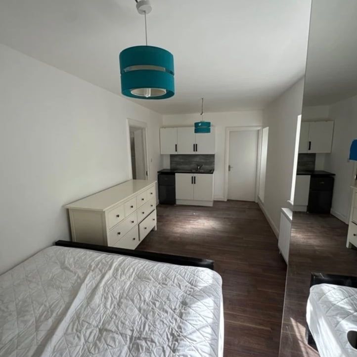 Studio Flat, Abercorn Road, NW7 - Photo 1