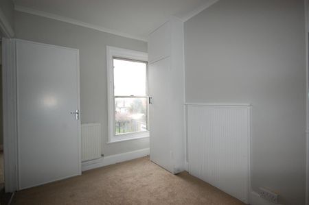 3 bedroom end of terrace house to rent - Photo 3