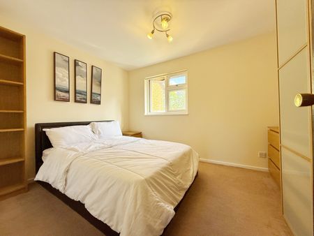 2 Bed Terraced House, Coventry Close, E6 - Photo 2