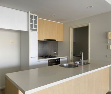 Modern Apartment for Rent – Prime North Melbourne Location! - Photo 1