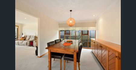 Spacious Family Oasis with Pool – Moments to Mona Vale Village - 6 month lease - Photo 3