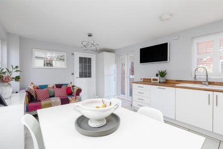 3 bedroom detached house to rent - Photo 2