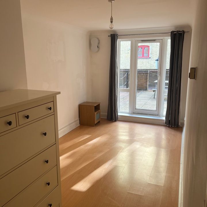 1 Bed Flat, Windsor Court, SE16 - Photo 1