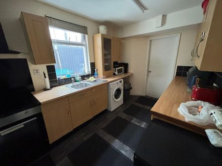 1 bedroom in a house share to rent - Photo 2