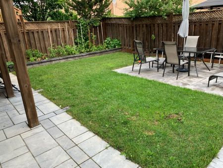 For Lease - 331 Spruce Grove Crescent, Newmarket, Ontario - Photo 4