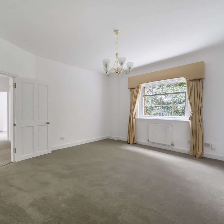 Top floor apartment in a period building. - Photo 1