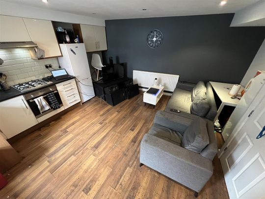 Wrangthorn Avenue, Hyde Park, LS6 1HE, Leeds - Photo 1