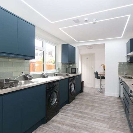 Stunning Rooms with Private En-Suites – Just 10 Minutes walk from Watford General Hospital! Room 3 - Photo 3