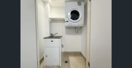 SPACIOUS ONE BEDROOM APARTMENT - Photo 2