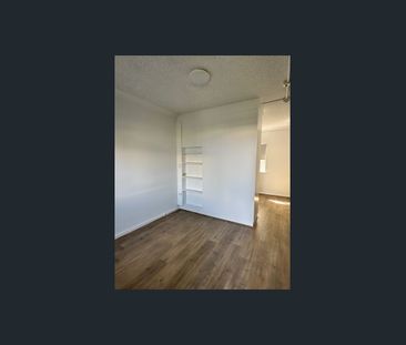 Renovated 1 Bedroom Ground Floor - Photo 4