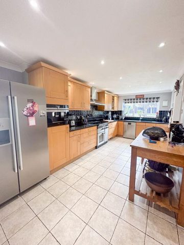 5 bedroom detached house to rent - Photo 3