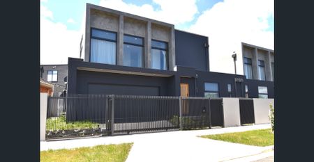 Luxury Townhouse – a Perfect Blend of Style and Space - Photo 3