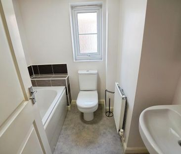 2 bedroom end of terrace house to rent - Photo 5