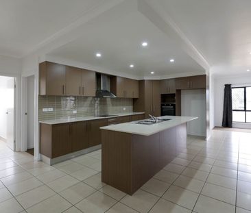 EXECUTIVE STYLE, SPACIOUS 4 BEDROOM, 3 BATHROOM HOME WITH 3 LIVING ... - Photo 3