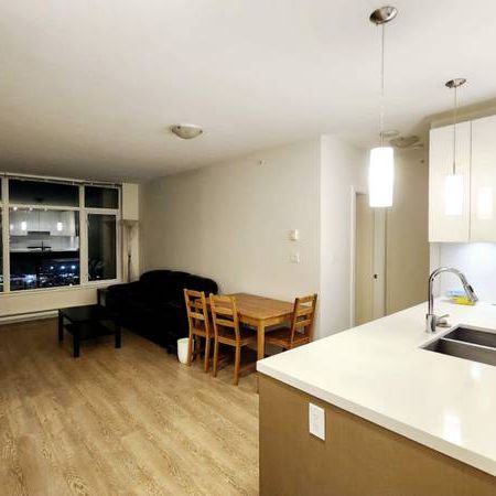 Coquitlam centre high-rise Cozy 2 bed 2 bath apartment for rent - Photo 1