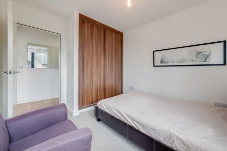 2 bedroom flat in London - Photo 4