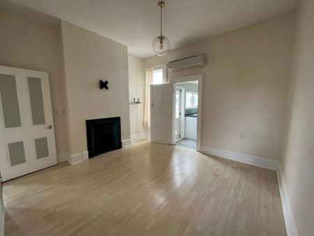 Modernised three bedroom home - Close to CBD and transport - Photo 4