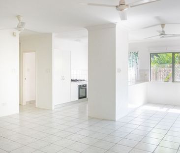 SPACIOUS, STYLISH & PERFECTLY LOCATED FAMILY RETREAT! - Photo 4