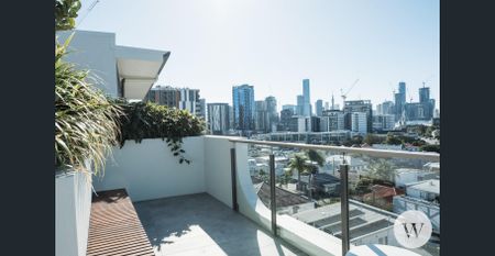 Luxurious Fully Furnished Unit - Available 17 December - Photo 4