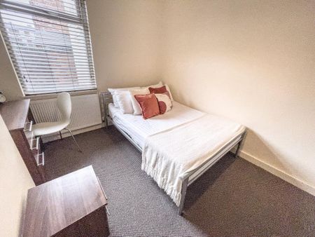 4 bedroom terraced house to rent - Photo 3