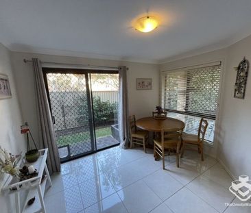 PET FRIENDLY, RENOVATED, Fully furnished townhouse with perfect blend of position, space, style and comfort - Photo 5