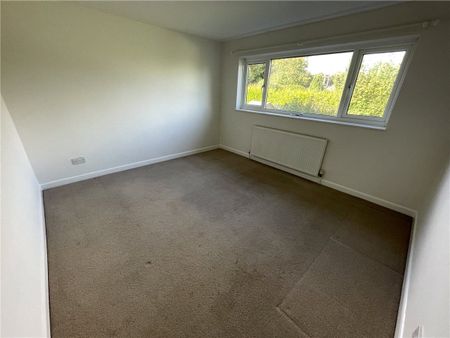 Well presented 3 bedroom farm cottage in the popular village of Kings Worthy with local primary school and shops and within easy reach of mainline rail stations in Winchester and Micheldever Station and the M3, A33, A34 and A303. - Photo 2