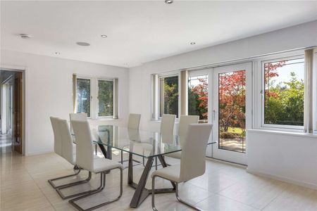 A landmark Arts and Crafts inspired home by Altin Homes on one of Hale’s most prestigious roads, set within approximately one third of an acre with exceptional leisure facilities. - Photo 4