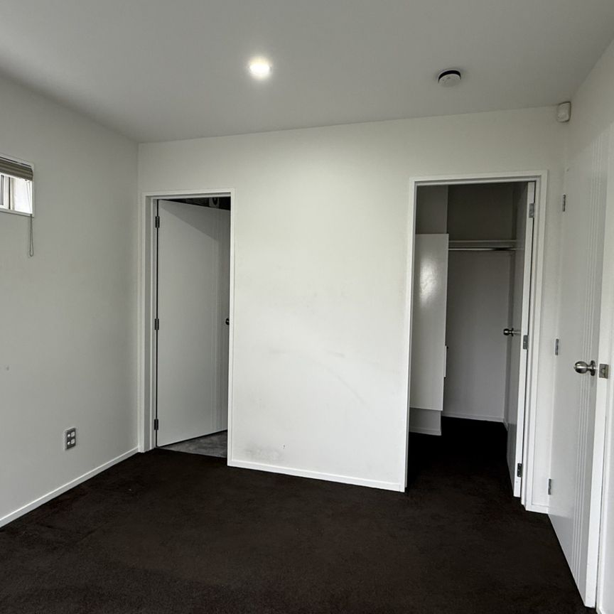 Modern 4-Bedroom, 3-Bathroom Townhouse in Mangere - Photo 1