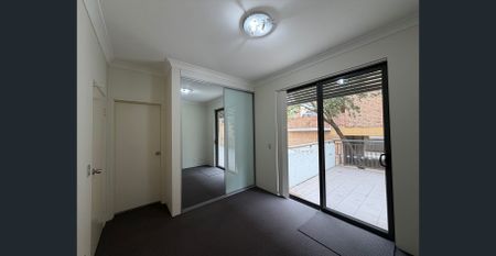 Beautiful Freshly Painted 2 Bedroom Unit, Fantastic Location, Brand New Carpet Throughout! - Photo 3