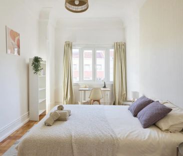 Room in a shared 11-bedroom apartment for rent in Lisbon, suitable ... - Photo 6