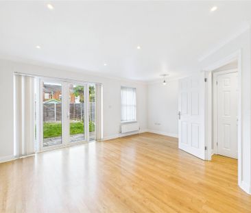 3 bedroom House in Hawthorn Court, Farnborough - Photo 1