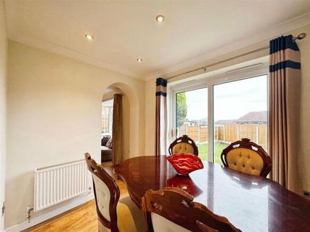 4 bedroom semi-detached house to rent - Photo 5