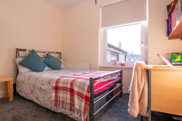 Large open-plan living room with contemporary kitchen - Photo 1