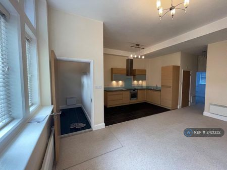 1 bedroom in a flat share to rent - Photo 3