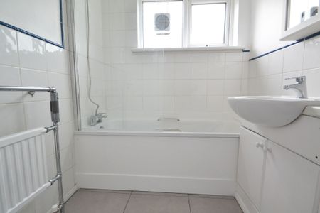 Newly Redecorated 3 Bedroom Terraced House Available in Sought After Location End Oct 25! - Photo 5