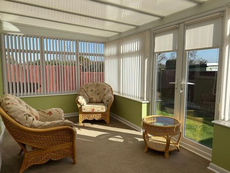2 bedroom bungalow to rent - Photo 2