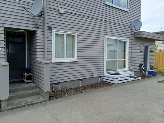 Tidy sunny unit 5 minutes from City Centre - Photo 1