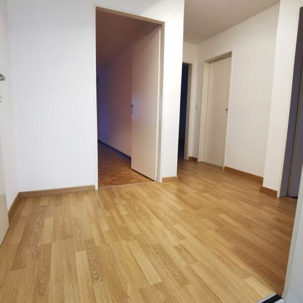 In Zentrumsnähe eine 3 Zimmer Wohnung mit grossem Balkon und Lift. 1 Gehminute vom Bahnhof Wittenbach entfernt - Photo 1