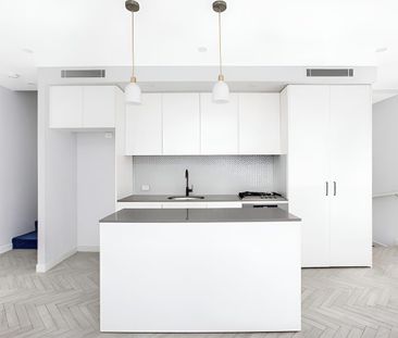 Ultra-Chic Split-Level Apartment with Contemporary Finishes - Photo 6